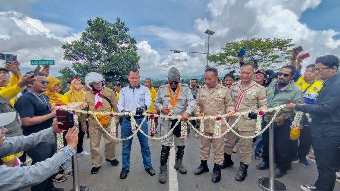 Peresmian jalan Gubernur Sahbirin Noor, di pertigaan jalan Batulicin - Kandangan dan Batulicin - Banjarbaru, Desa Mantewe, Kecamatan Mantewe, Kabupaten Tanahbumbu Sabtu (24/8/2024), oleh Gubernur Kalsel, Sahbirin Noor.