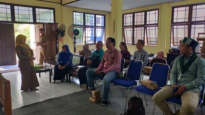 Peserta menjawab kuisioner dalam pengukuran indeks kewaspadaan nasional.